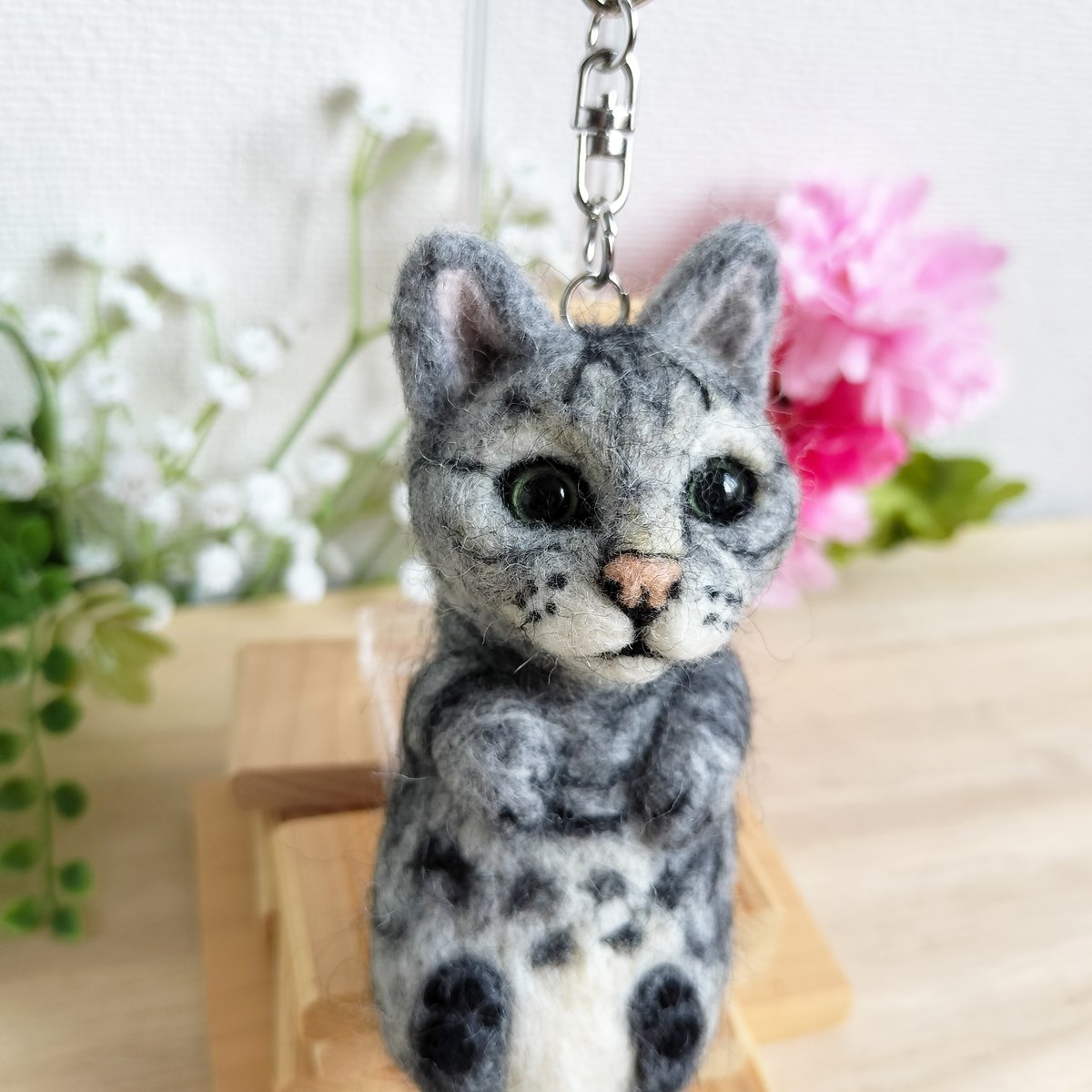 羊毛フェルト 猫 チャーム サバトラ 羊毛ネコ＊にゃんポーズキーホルダー(サバトラ) | MoMo色の、そら