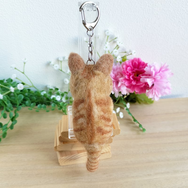 羊毛ネコ＊にゃんポーズキーホルダー(茶トラ) | MoMo色の、そら