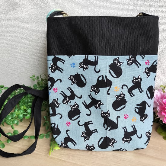 ゆきそら　黒猫柄スマホショルダーバッグ ミニショルダーバッグ(黒猫・全身・水色) | MoMo色の、そら