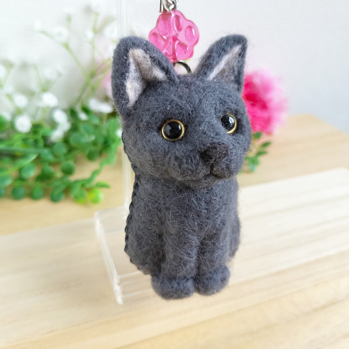 おでかけぐでねこチャンチャーム　グレー×黒 羊毛ネコ＊おすわりポーズキーホルダー(グレー) | MoMo色の、そら
