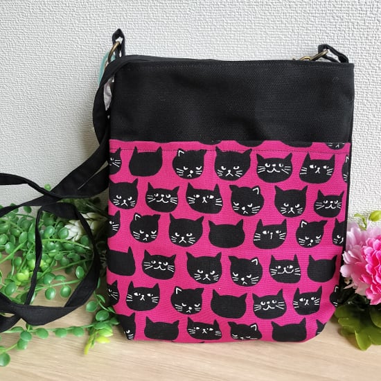 ミニショルダーバッグ(黒猫・お顔・ピンク) | MoMo色の、そら。／ネコ