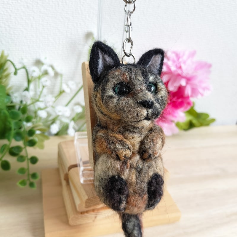 羊毛ネコ＊にゃんポーズキーホルダー(サビ) | MoMo色の、そら