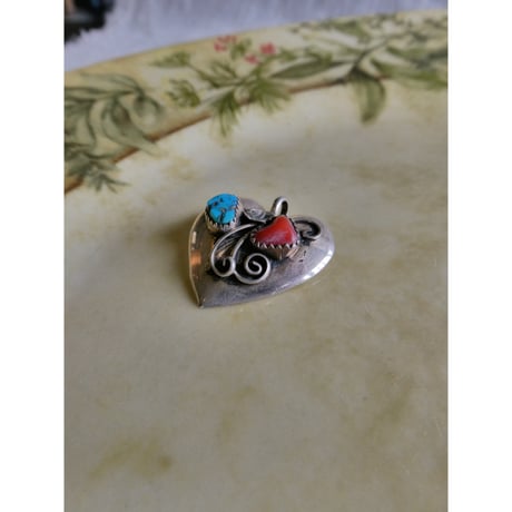 1950s "everyone has heart" pendant top