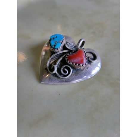 1950s "everyone has heart" pendant top