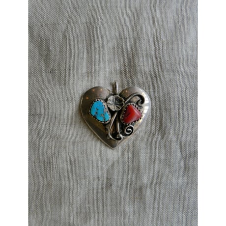 1950s "everyone has heart" pendant top