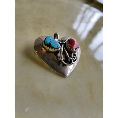 1950s "everyone has heart" pendant top