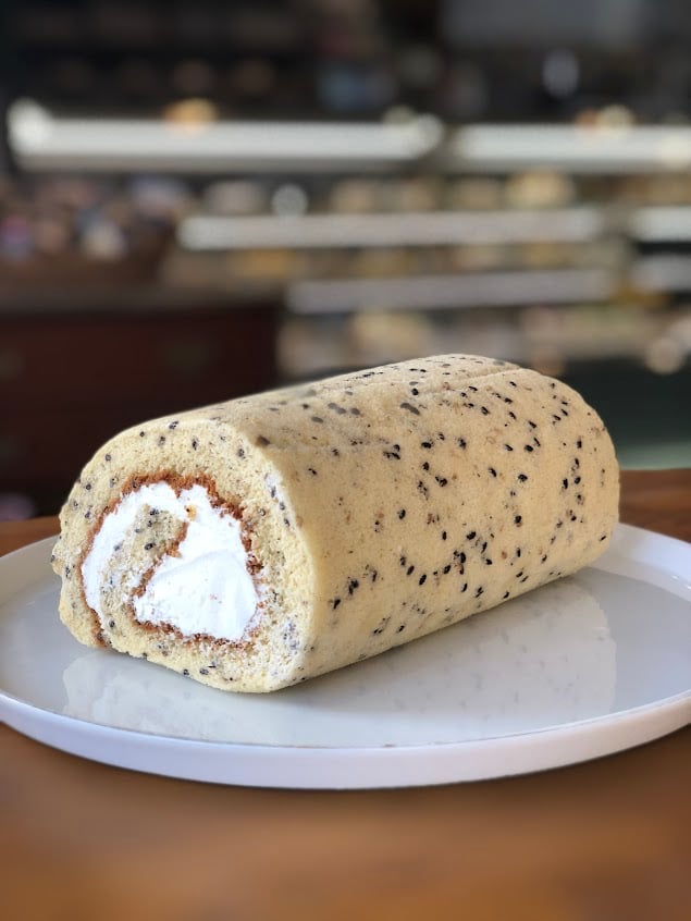 ゴマの生ロールケーキ(やさしい和の香りにほっと和むロールケーキです