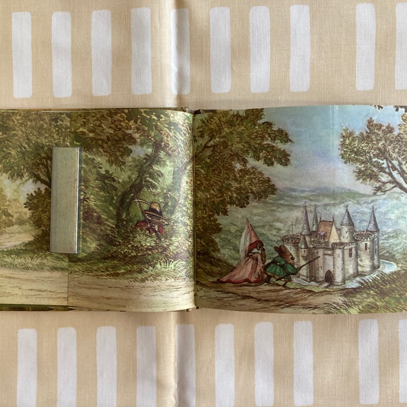 ◇しかけ絵本◇ 「CREEPY CASTLE」 お城 ドラゴン コウモリ 文字なし