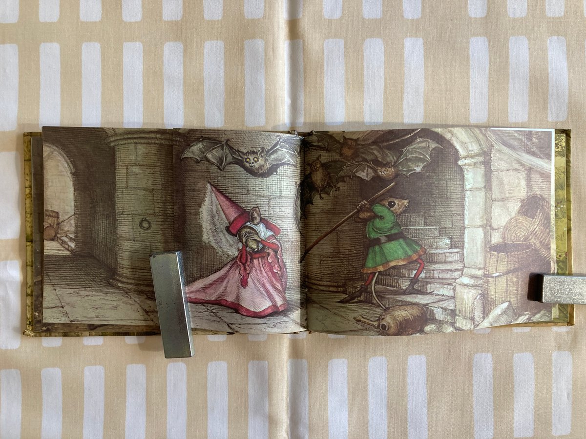 ◇しかけ絵本◇ 「CREEPY CASTLE」 お城 ドラゴン コウモリ 文字なし