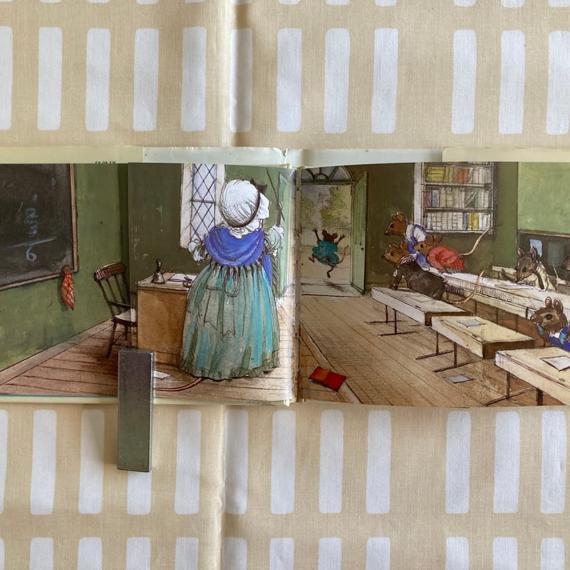 ◇しかけ絵本◇「Naughty Nancy goes to school」 ネズミ いたずらっ
