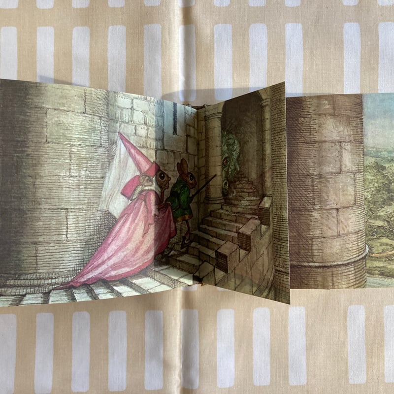 ◇しかけ絵本◇ 「CREEPY CASTLE」 お城 ドラゴン コウモリ 文字なし