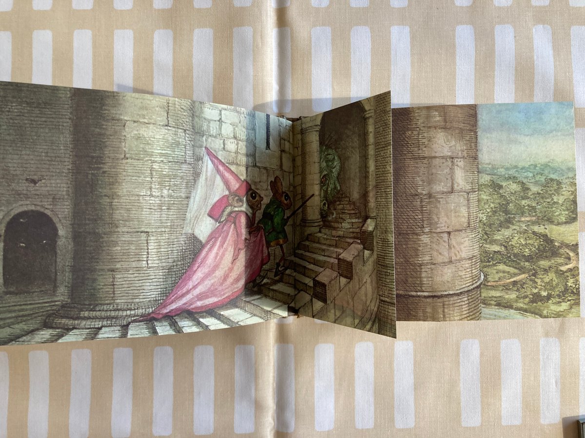 ◇しかけ絵本◇ 「CREEPY CASTLE」 お城 ドラゴン コウモリ 文字なし