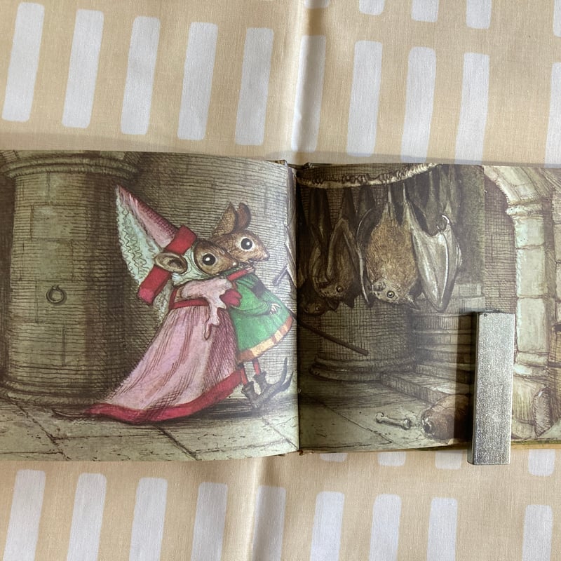 ◇しかけ絵本◇ 「CREEPY CASTLE」 お城 ドラゴン コウモリ 文字なし