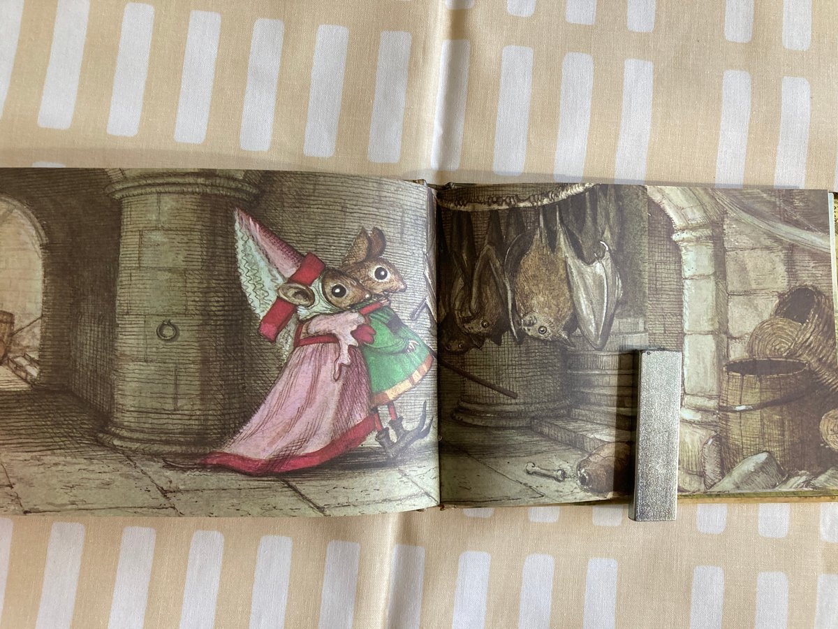 ◇しかけ絵本◇ 「CREEPY CASTLE」 お城 ドラゴン コウモリ 文字なし