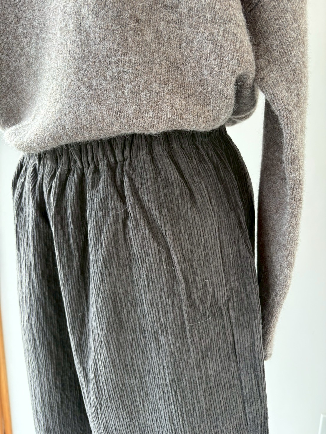apuntob ｜コーデュロイ カーブパンツ | gré
