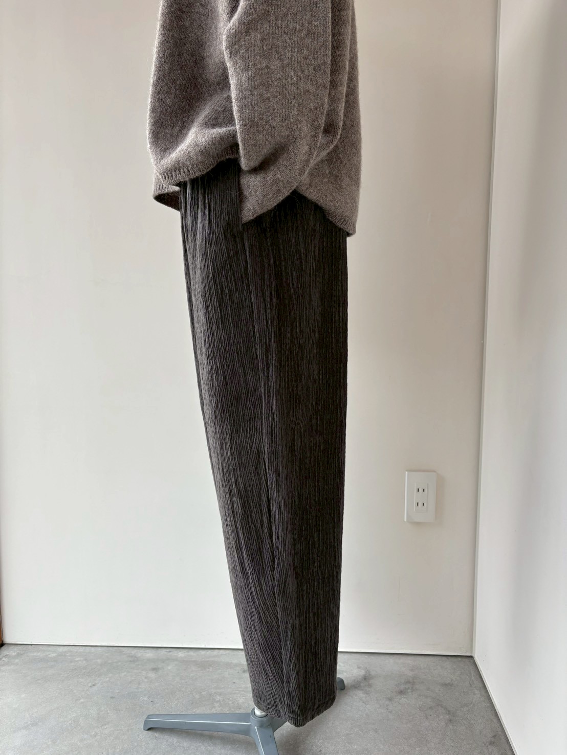 apuntob 2025aw コーデュロイ　ブラック　パンツ apuntob ｜コーデュロイ カーブパンツ | gré