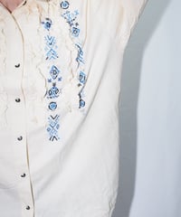 blue ビーズ刺繍　white shirt