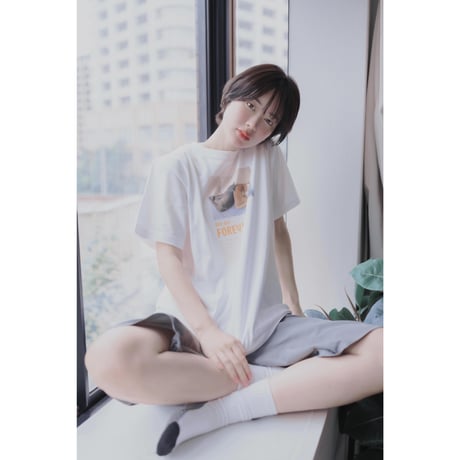 Re:vius Management / 𝐁𝐨𝐮𝐫𝐛𝐨𝐧 𝐋𝐢𝐥𝐲 - S/S Tee