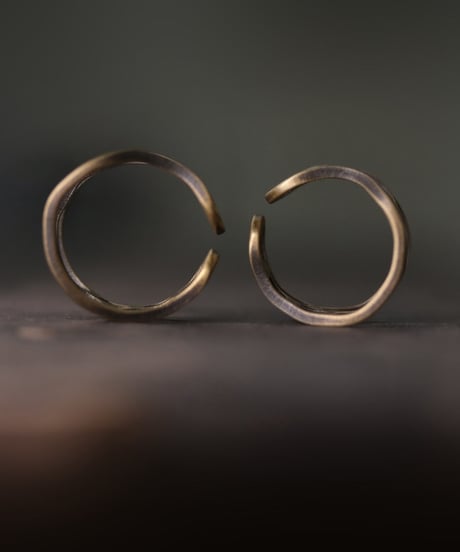 HOLLOWEDGE RING