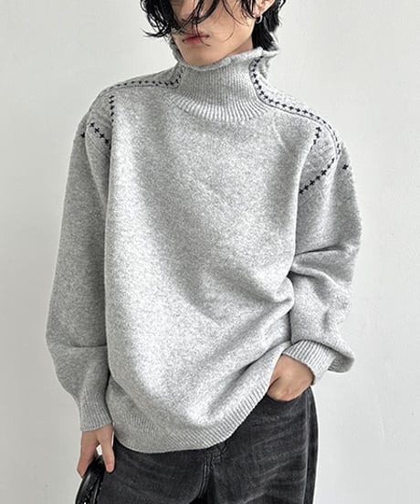 STITCH-DECORATED HIGH-NECK KNIT