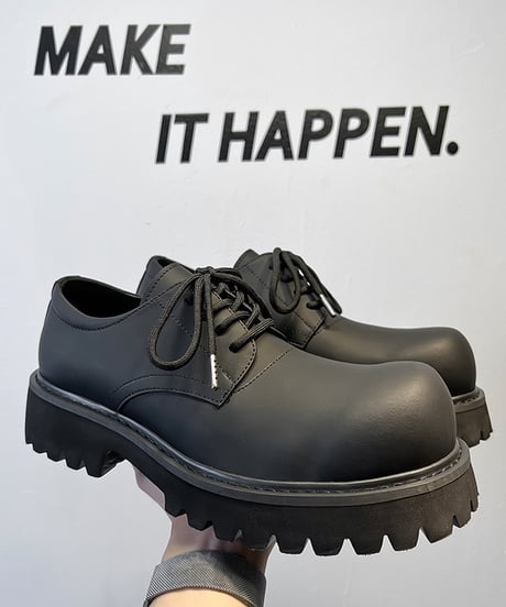 THICK-SOLED MATTE BLACK SHOES