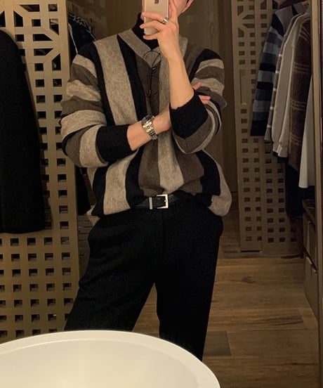 CONTRAST V-NECK KNIT