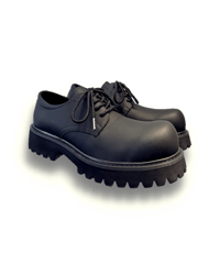 THICK-SOLED MATTE BLACK SHOES