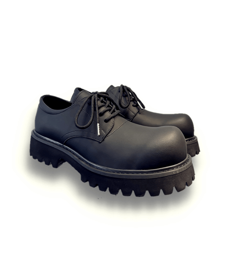 THICK-SOLED MATTE BLACK SHOES