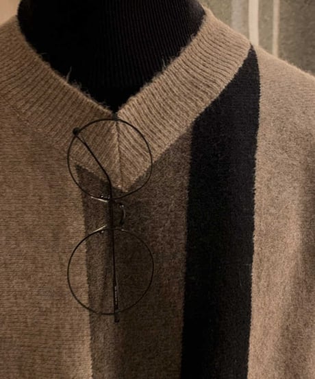 CONTRAST V-NECK KNIT