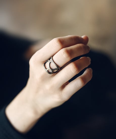 HOLLOWEDGE RING