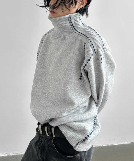 STITCH-DECORATED HIGH-NECK KNIT