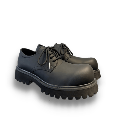 THICK-SOLED MATTE BLACK SHOES