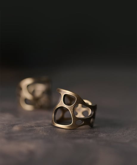 HOLLOWEDGE RING