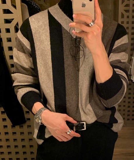 CONTRAST V-NECK KNIT