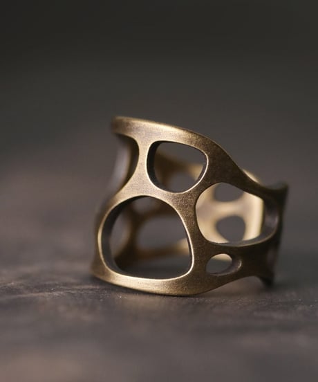 HOLLOWEDGE RING