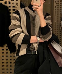 CONTRAST V-NECK KNIT