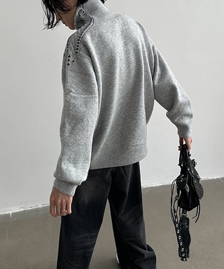 STITCH-DECORATED HIGH-NECK KNIT