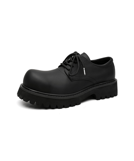 THICK-SOLED MATTE BLACK SHOES
