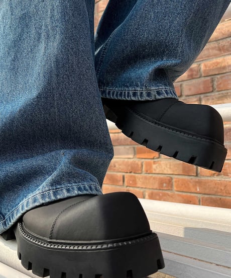 THICK-SOLED SQUARE-TOE SHOES
