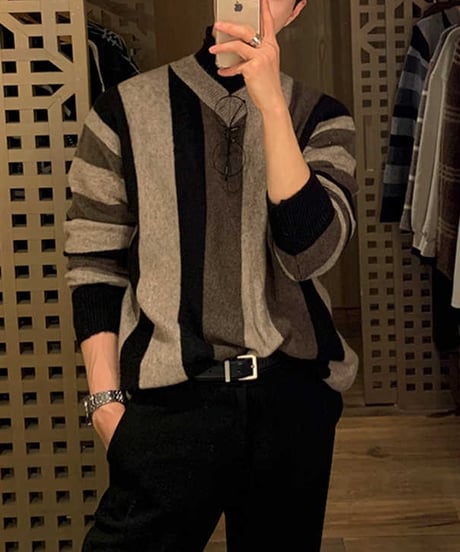 CONTRAST V-NECK KNIT