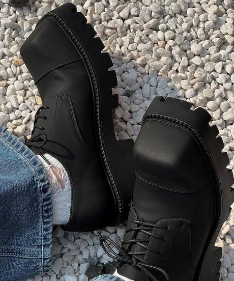 THICK-SOLED SQUARE-TOE SHOES