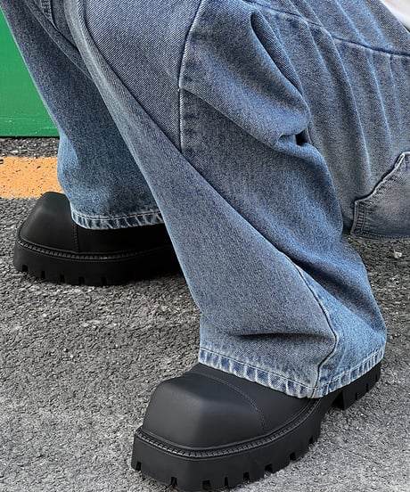 THICK-SOLED SQUARE-TOE SHOES