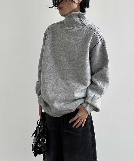 STITCH-DECORATED HIGH-NECK KNIT