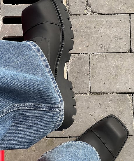 THICK-SOLED SQUARE-TOE SHOES