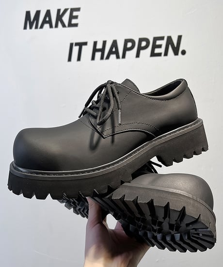 THICK-SOLED MATTE BLACK SHOES