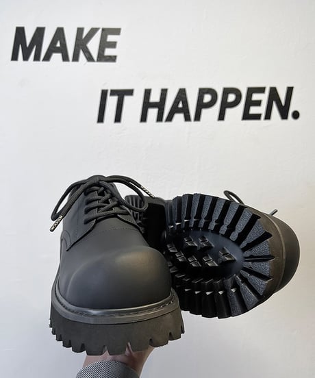THICK-SOLED MATTE BLACK SHOES