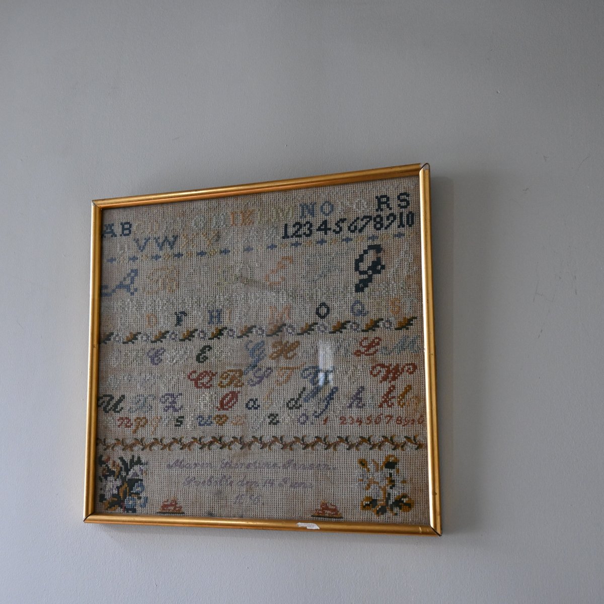 英国アンティーク＞1871年 手刺繍 アルファベット サンプラー 刺繍額