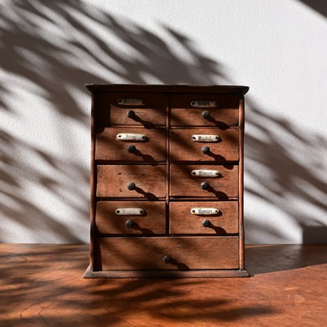 アンティーク ドイツ 木製スパイスキャビネット 陶器ラベル付き 1900年代初頭 アンティーク ドイツ 木製スパイスキャビネット 陶器ラベル付き 1900