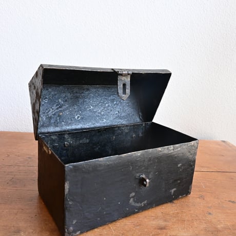 France Antique Iron Box  / フランス アンティーク 鉄の家のボックス