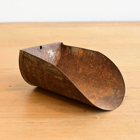 フランス 古い錆びたスクープカップ